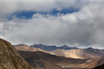 Tourists Slammed For Driving SUVs Around Lakes in Ladakh, Video Goes Viral