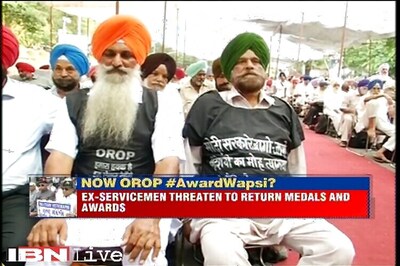 Ex-servicemen campaigning for One Rank One Pension threaten to return their awards