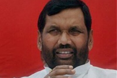 Paswan defends Kalyan after Lalu's swipe
