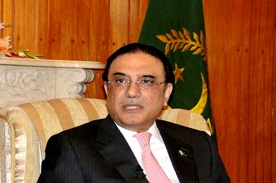 Billions Found in Pakistani Street Vendor's Account, Investigators Trace it to Ex-Prez Zardari