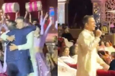 Mukesh Ambani Hugs Akshay Kumar After He Delivers a High Octane Performance in Jamnagar; Watch Video