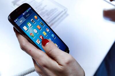 Global smartphone shipments top one billion for first time in 2013: Report