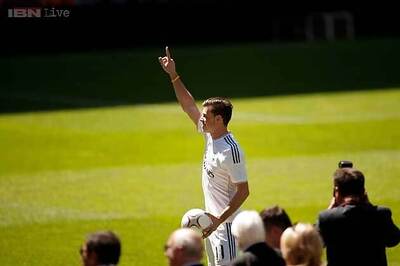 Bale trains with new Real team mates for the first time