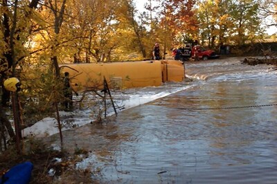 17 Killed in China as Bus Plunges Into a Lake