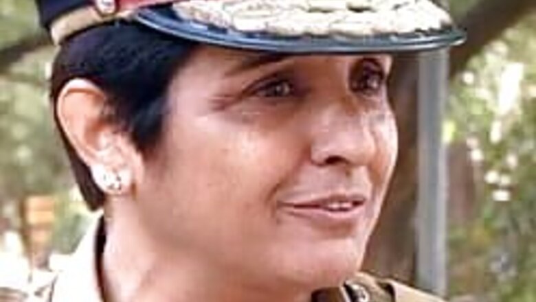 Govt woos Bedi, top cop says she won't stay