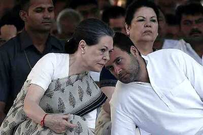 Finance Minister Jaitley meets Rahul and Sonia to invite them for daughter's wedding: Sources