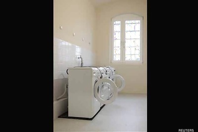 Australia: Nude man gets stuck in washing machine while trying to surprise girlfriend