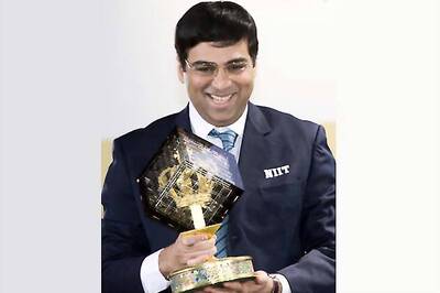 Jubilant fans welcome Anand back home