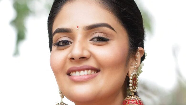 Telugu Actress Sreemukhi Looks Ethereal in a Purple Saree