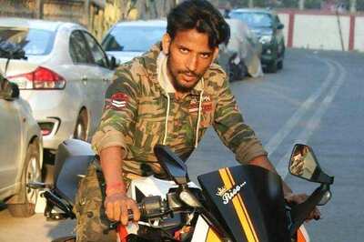 Man Who Took Bhopal Model Hostage Paraded in Public, Angry Women Rain Slippers on Him