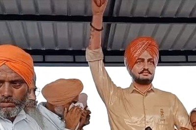 Sidhu Moose Wala's Father Gets Emotional While Unveiling His Statue: 'We Wait for Justice'