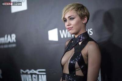 Miley Cyrus makes necklace with her wisdom tooth