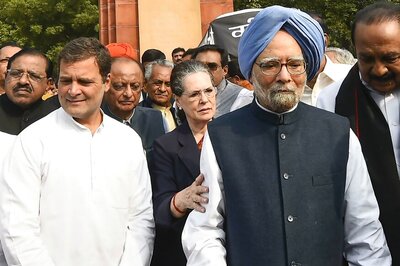 'Manmohan Singh Wanted to Make Rahul PM': Cong Leader on 'Gracious' Gandhis After Priyanka's Call for Chief Outside Family