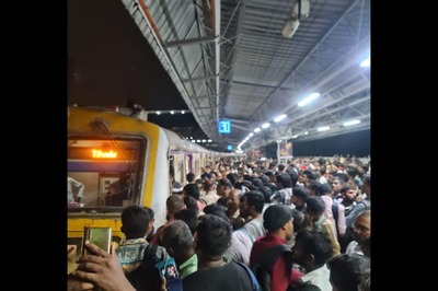 Mumbai Local Train Brushes Against Platform at Mumbra Station in Thane; Suburban Services on Route Hit