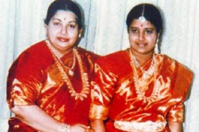 Saree Choice May Help Chinnamma Become Amma; and Sasikala knows It