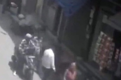 Delhi: Youth Stabbed Multiple Times, Robbed of Phone, His Scooter in Badarpur; 3 Arrested | WATCH