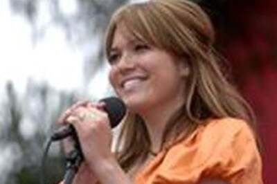 Smitten by Kate, Mandy’s keen to lock lips with her