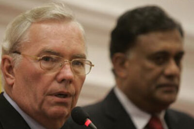 Sri Lanka pledges to resettle displaced civilians