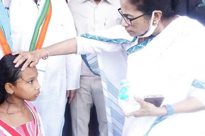 West Bengal CM Shows 'Mamata' Towards Class 4 Student Who Fell Ill Owing to Heat, Crowding at Rally