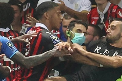 Dimitri Payet Gets Hit by a Bottle as Nice vs Marseille Match Suspended Due to Crowd Trouble | WATCH