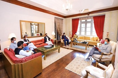 Pakistan PM Imran Khan Faces Flak for Holding In-person Meeting Despite Being Infected with Covid-19