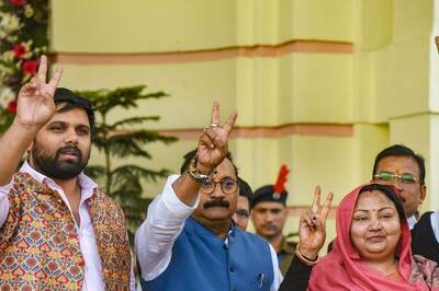 Bihar Floor Test: 'Team Nitish' Wins as RJD MLA Spotted Playing Cricket with Tejashwi Switches Sides