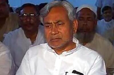 Angry Nalanda farmers pelt stones at Bihar CM