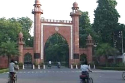 Centre opposes minority status for AMU, SC asks if it should follow UGC norms