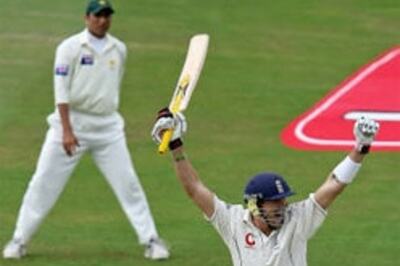 Pietersen, England sail; Pak flutter