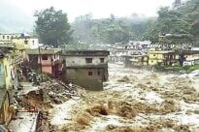 Uttarakhand floods: Volunteers lend helping hand to distraught relatives