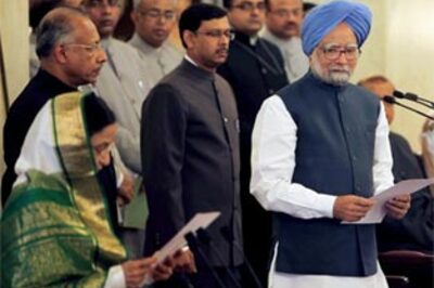 Manmohan's main challenges: Economy, Pakistan