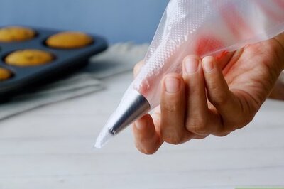 How to Swirl Multiple Frostings for Cupcakes