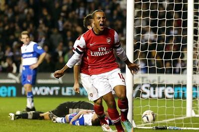 Walcott secures Arsenal 7-5 thriller against Reading