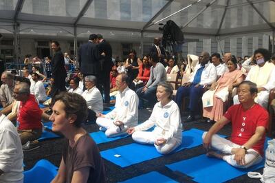 UN Secretary General Ban Ki-moon joins hundreds of yoga practitioners to perform asanas
