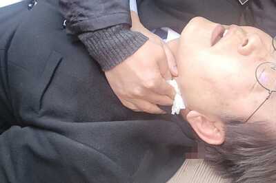 Man Asks South Korean Opposition Leader Lee Jae-myung for Autograph, Then Stabs Him in Neck
