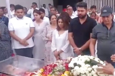In Pics: Actress Sharvari Wagh Emotional At Grandfather Manohar Joshi's Last Rites