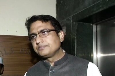 Kejriwal Govt Involved in Neck-deep in Corruption: Delhi Cong After AAP MLA Shows Wads of Cash in Assembly