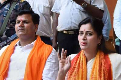 MP Rana 'Denied Water in Jail Due to Neechi Zaat', Couple Asked if Uddhav is Their Dad's Servant: Hanuman Chalisa Face-off Turns Ugly
