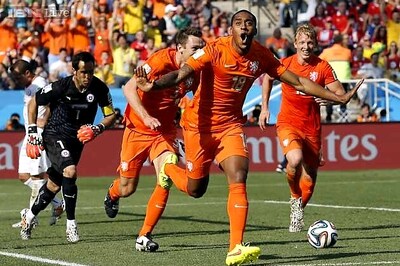 World Cup 2014: Netherlands top Group B with 2-0 win over Chile