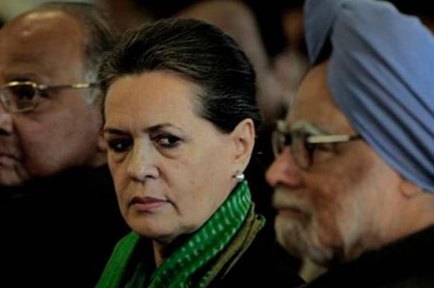 Naxal attack: Manmohan Singh, Sonia Gandhi reach Raipur