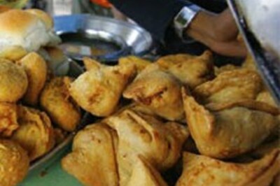 Dutch couple in Bihar pays Rs 10,000 for samosas