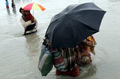 Aila toll 49 in Bengal, IAF air-drops food packets