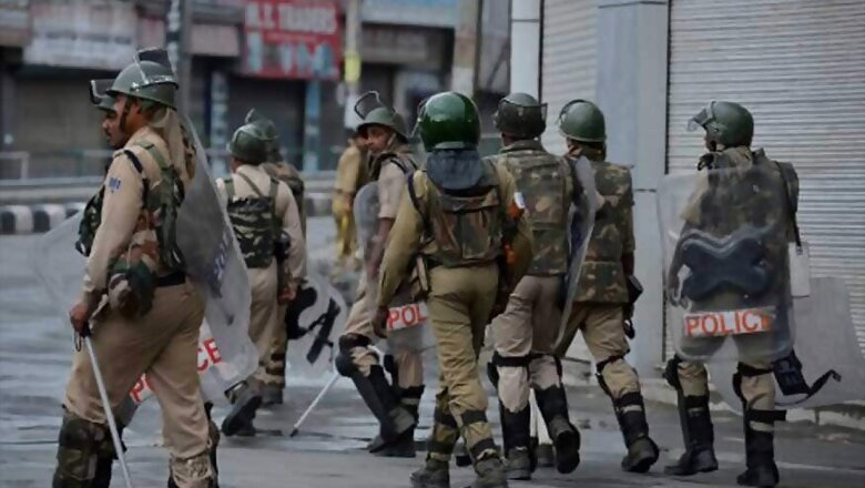 Curfew Continues in Five Districts of Kashmir