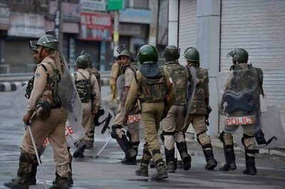Curfew Continues in Five Districts of Kashmir