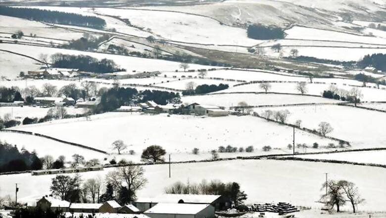 Thick fog, ice hits UK, many flights cancelled
