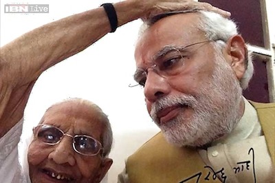 Soon to be PM Narendra Modi tweets a selfie with his mother