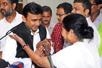 Akhilesh Yadav meets Mamata Banerjee in Kolkata