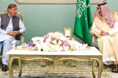 Pak PM Sharif Faces Angry Mob In Saudi; PML-N Accuses Imran Of Tarnishing Islamabad’s Image