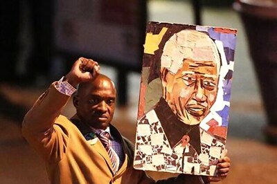 Tributes for 'pillar of peace' Nelson Mandela pile up at hospital