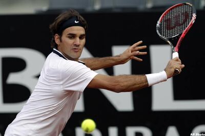 Federer routs Soderling to reach Shanghai semis